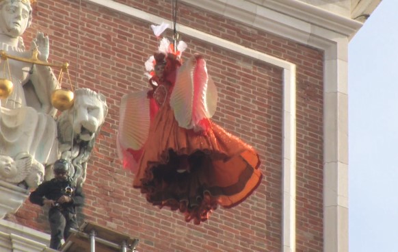 Carnevale di Venezia, il volo dell’angelo apre i festeggiamenti FOTO e VIDEO