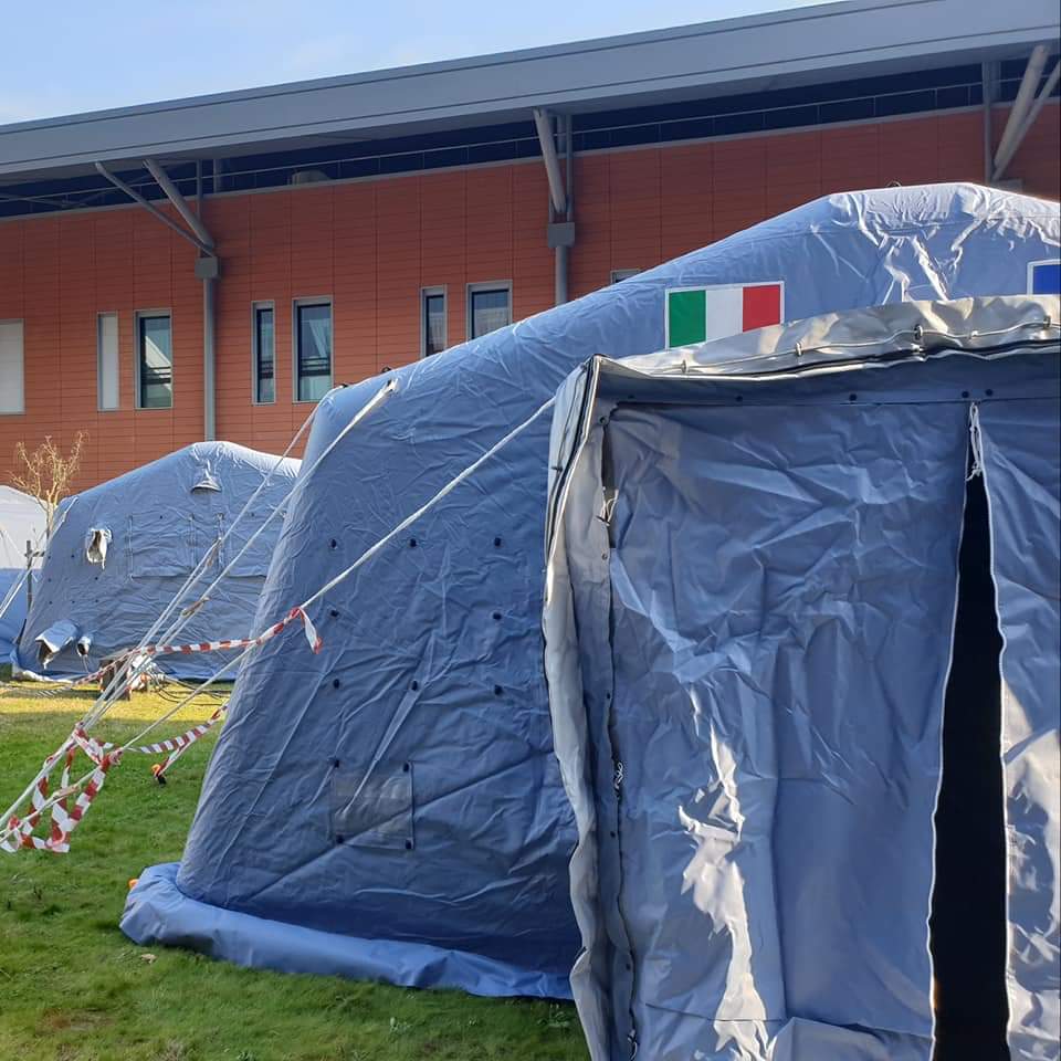 Tende attrezzate all’esterno di alcuni ospedali per effettuare tamponi