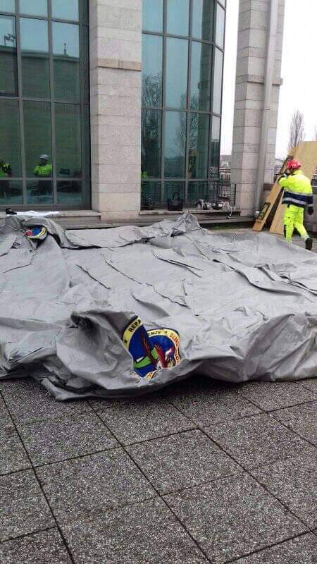 Allestimento delle tende al di fuori del Fracastoro FOTO E VIDEO