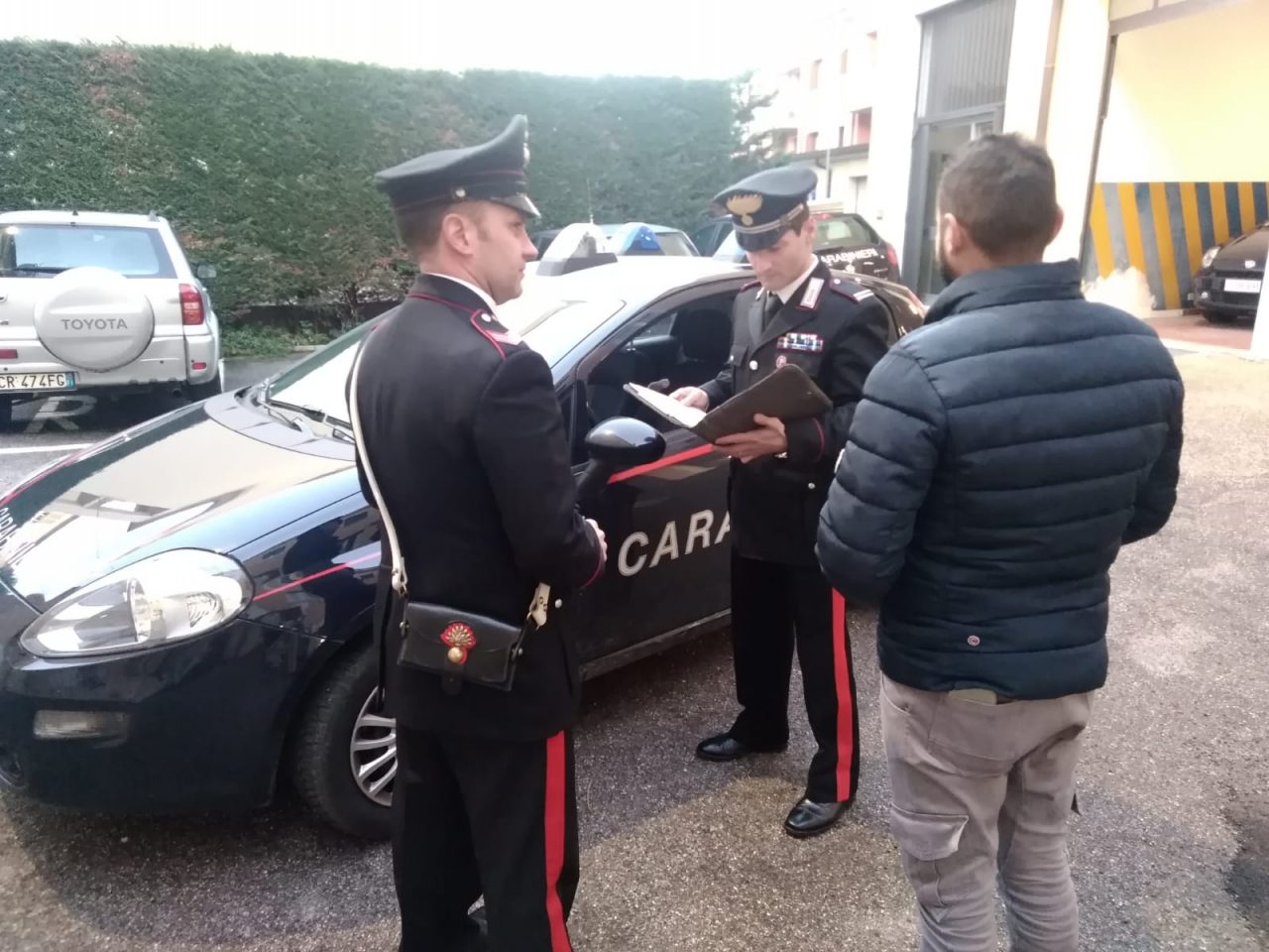 Responsabile di danneggiamento aggravato e false generalità, arrestato