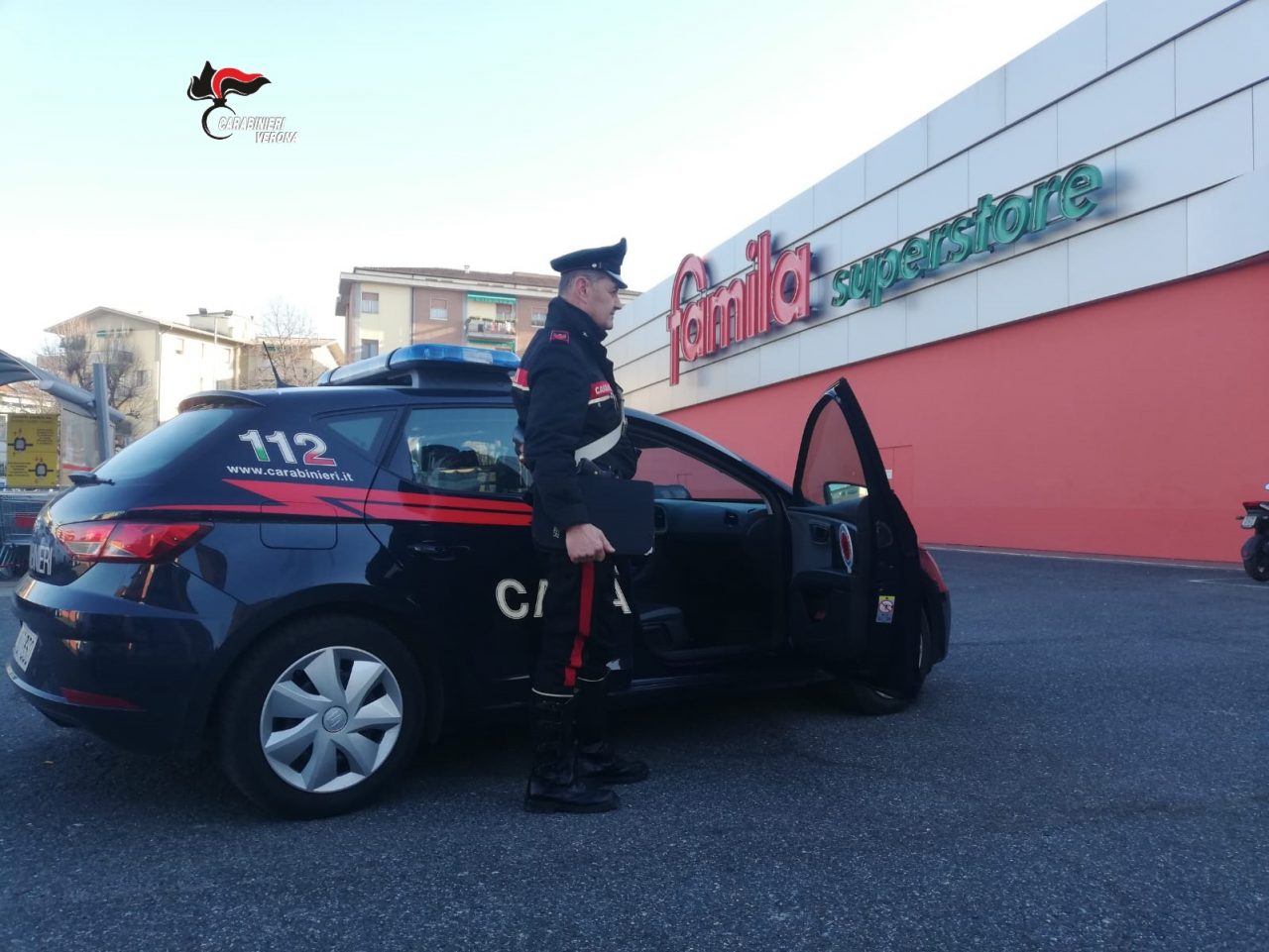 Rubano superalcolici al Famila, arrestati