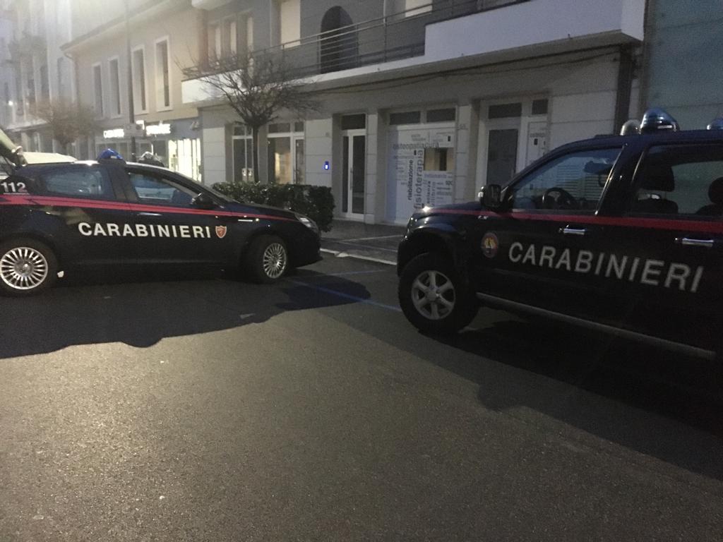 Danneggiano lo sportello del bancomat, guadagnano la fuga sparando ai militari