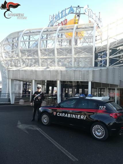 Trafuga attrezzi di hobbistica, scoperto dall’addetto alla sicurezza reagisce violentemente