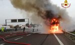 Autotreno che trasportava automobili prende fuoco in A4 FOTO E VIDEO