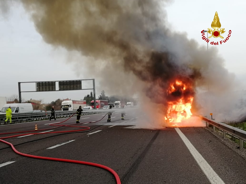 Autotreno che trasportava automobili prende fuoco in A4 FOTO E VIDEO