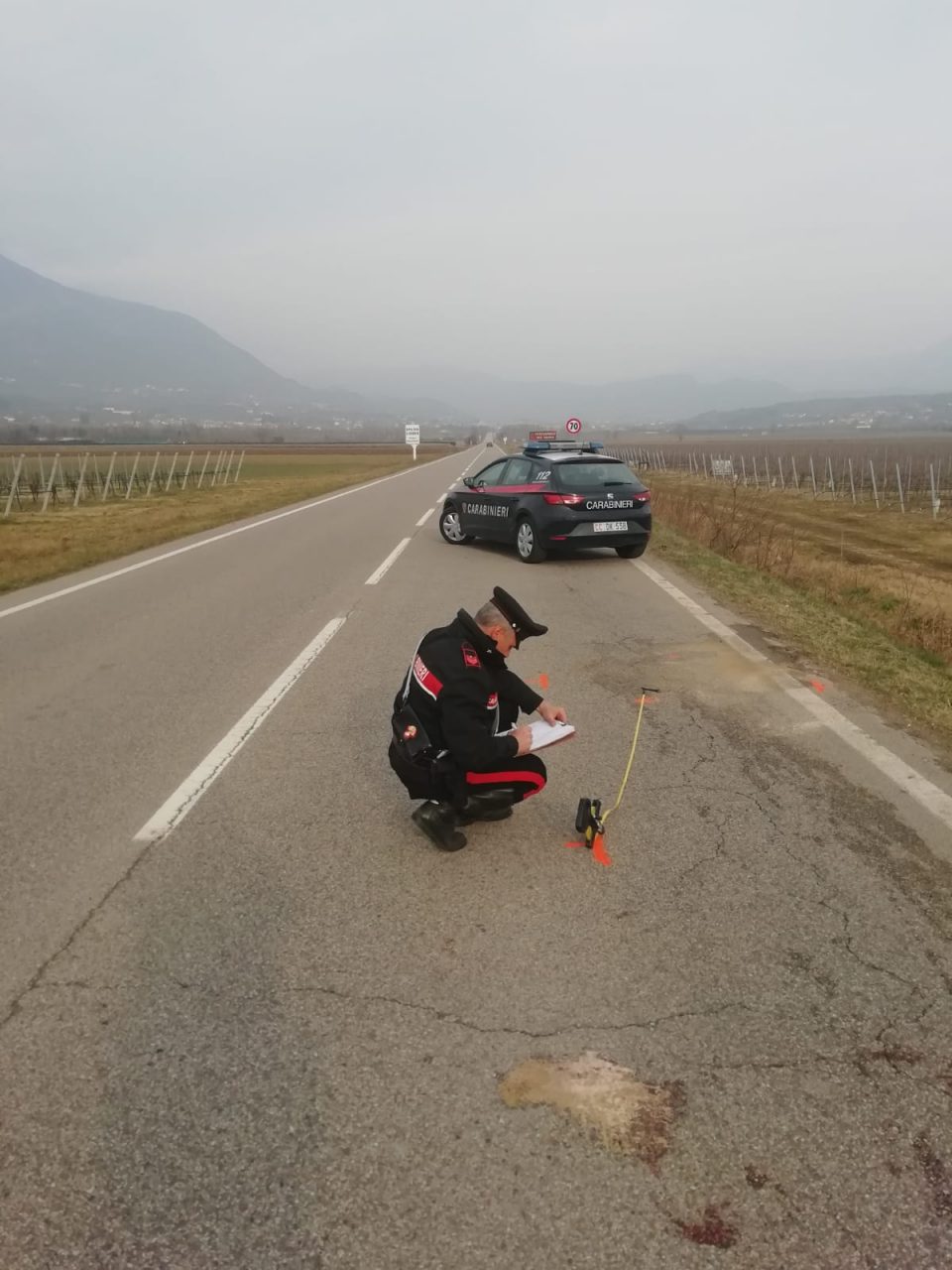 Sedicenni perdono il controllo della bici, trascinati per 10 metri da un Suv