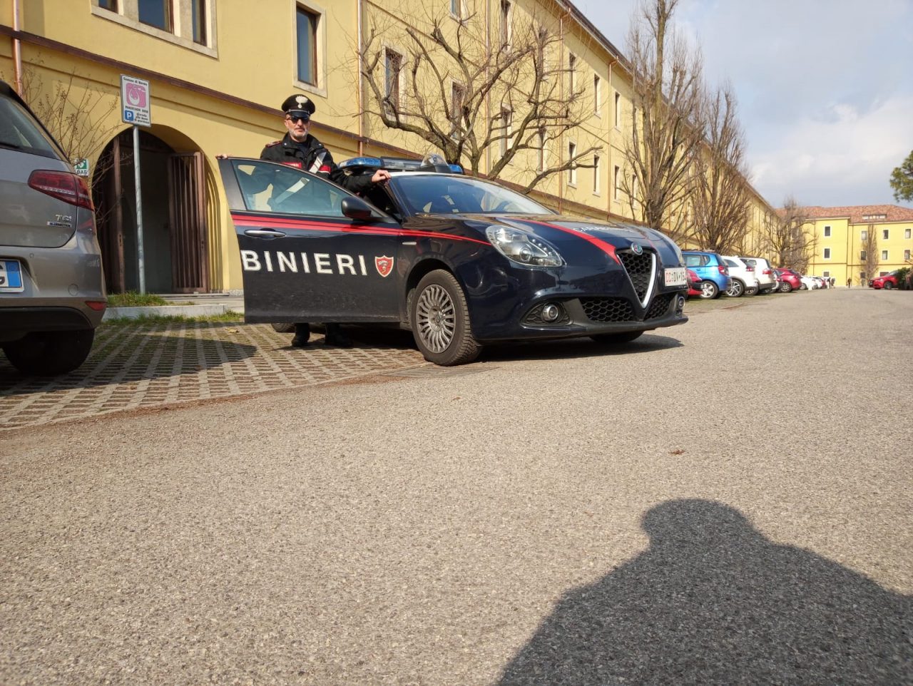 E’ agli arresti domiciliari ma la trovano al bar a Oppeano