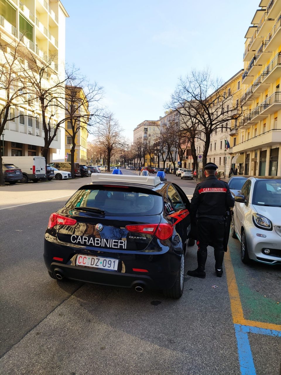 Danneggiano tre auto in sosta, inseguiti e arrestati