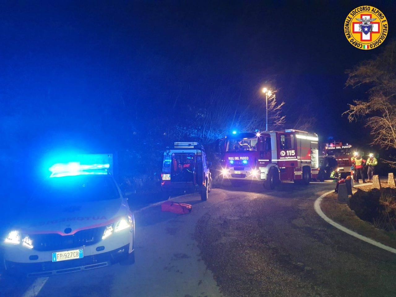 Escono di strada con l’auto, grave un ragazzo