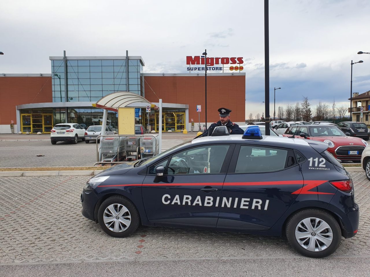 Ruba alcolici al supermercato di Castel d’Azzano, arrestato