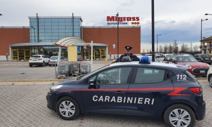 Ruba alcolici al supermercato di Castel d'Azzano, arrestato