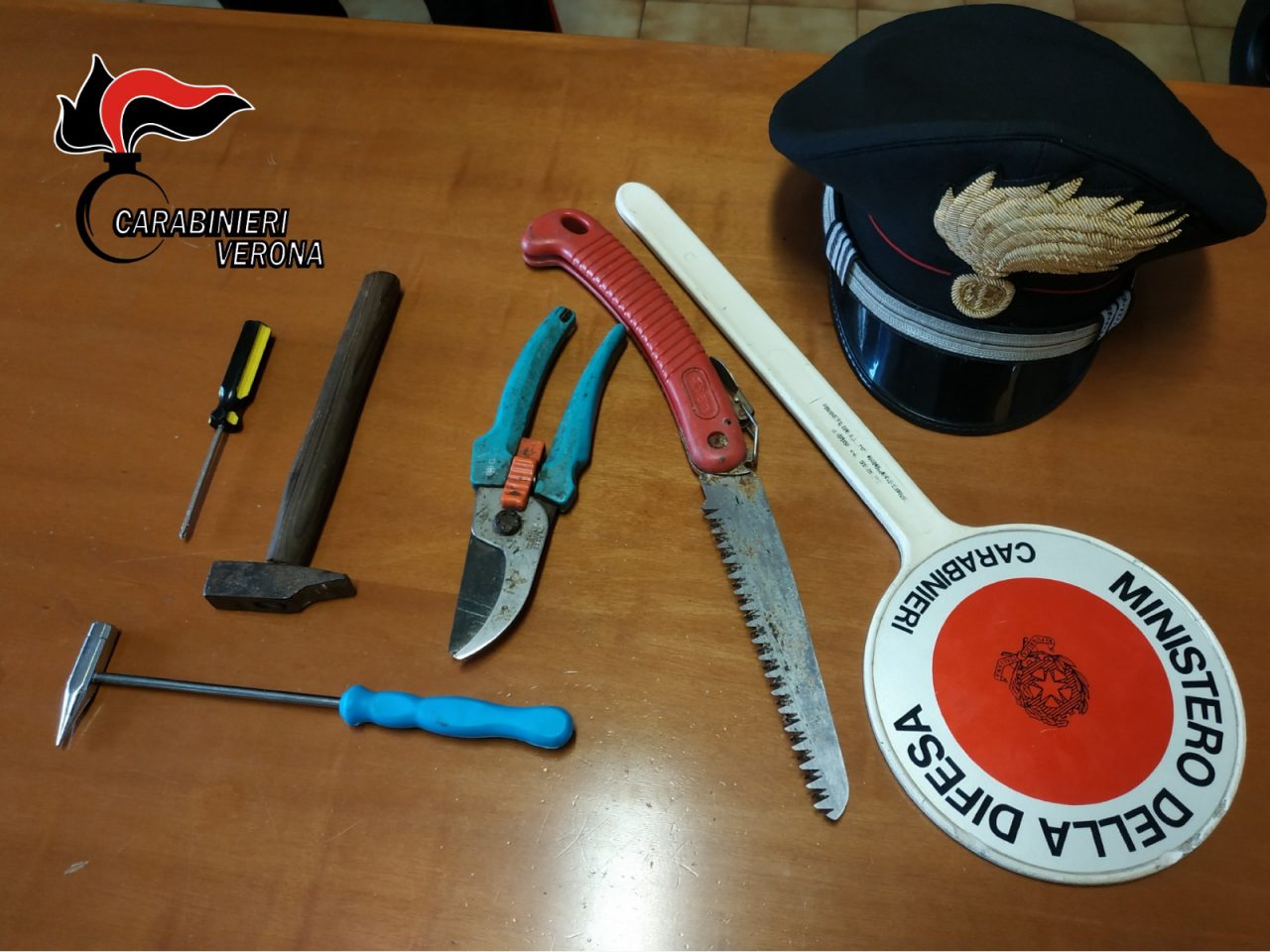 Era in possesso di porto d’armi abusivo, chiavi alterate e grimaldelli, denunciato