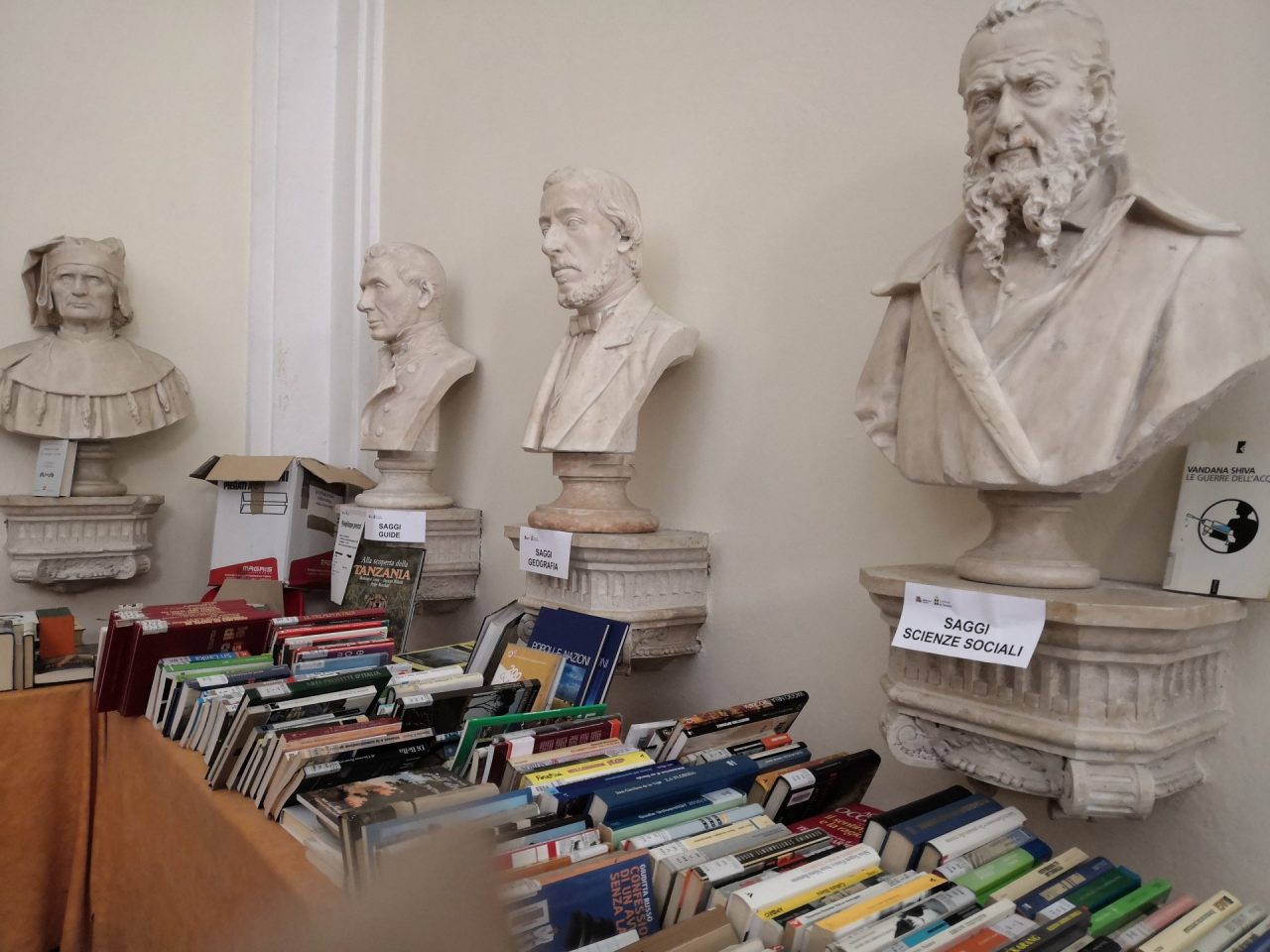 Il mercatino dei libri usati permette di raccogliere 12mila euro