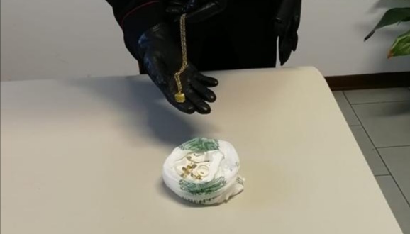 Anziana truffata, ladri rubano gioielli e averi, recuperata la fede nuziale