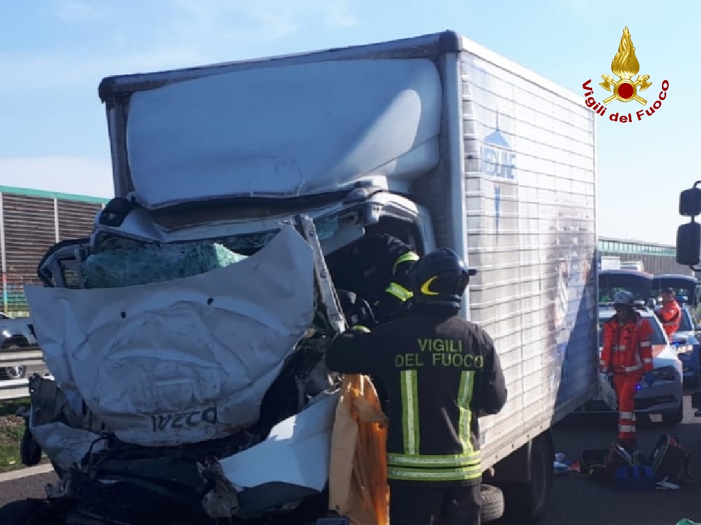Tamponamento in A4, morto il conducente del furgone rimasto incastrato nella cabina