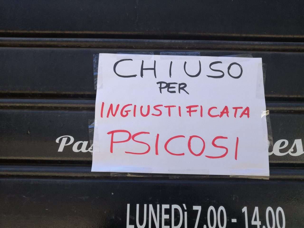 “Chiuso per ingiustificata psicosi”, pasticceria abbassa la serranda per qualche giorno, 50% del fatturato in meno