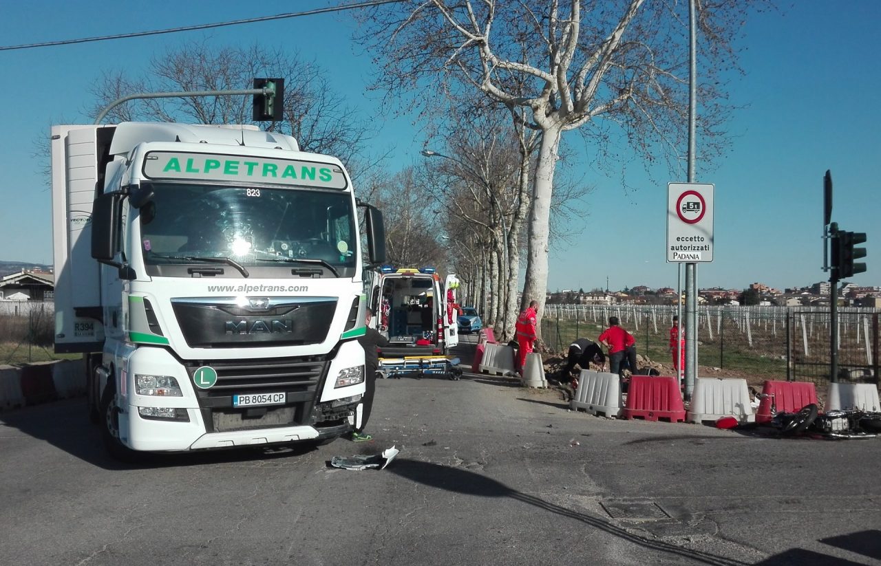 Camion contro motociclo, trasportato in codice rosso un 54enne