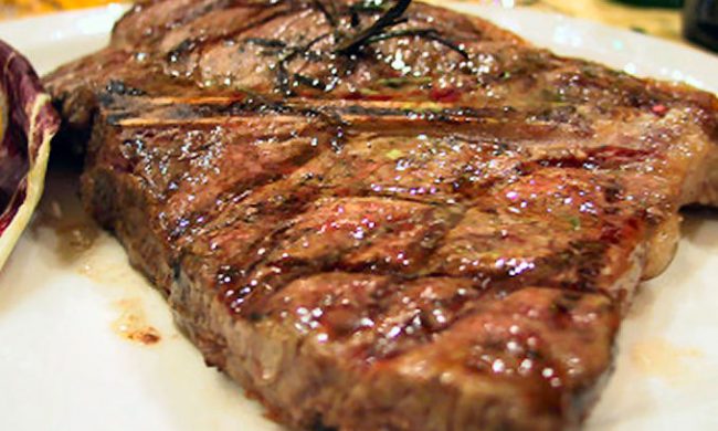 Animalisti e UE propongono super tassa sulla carne, Coldiretti: “Vogliamo distruggere il settore?”