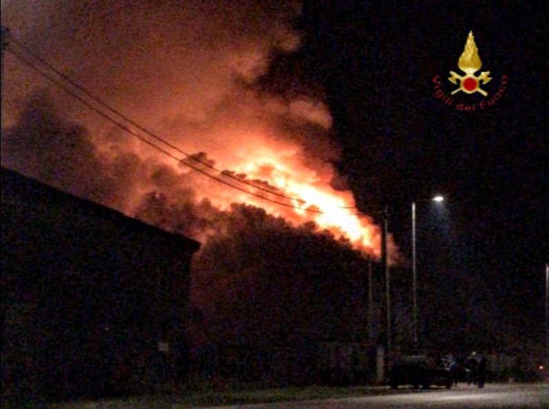 Ronco all’Adige, barchessa in fiamme: crolla il porticato divorato dal fuoco