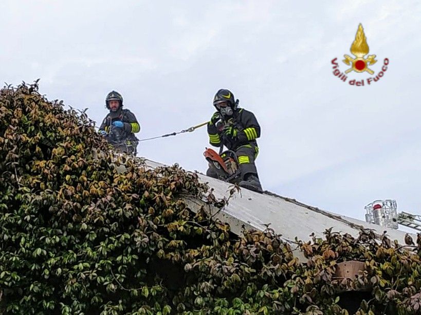 Camino incendia il tetto di una carrozzeria a San Giovanni Lupatoto VIDEO