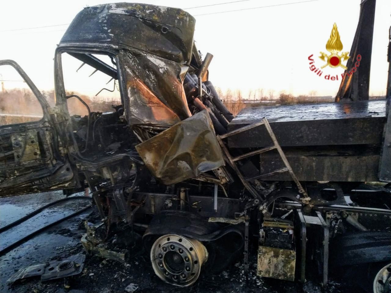 Incidente in tangenziale sud, i lingotti in acciaio caldi hanno innescato l’incendio