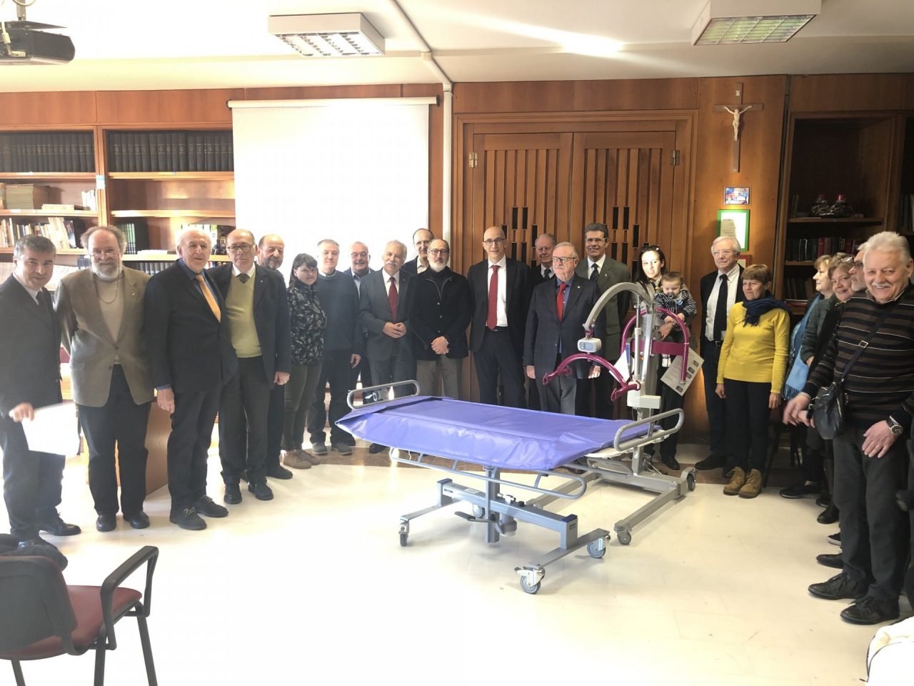 Lions Club ha donato al Cerris una barella doccia e un sollevatore con bilancia