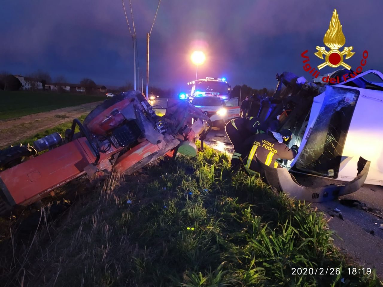 Abbagliato dal sole, conducente del furgone sbatte contro il trattore che finisce nel fossato