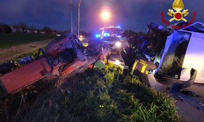 Abbagliato dal sole, conducente del furgone sbatte contro il trattore che finisce nel fossato