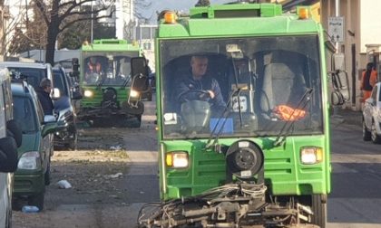 Operatori e mezzi Amia in zona Fiera, intervento straordinario di pulizia