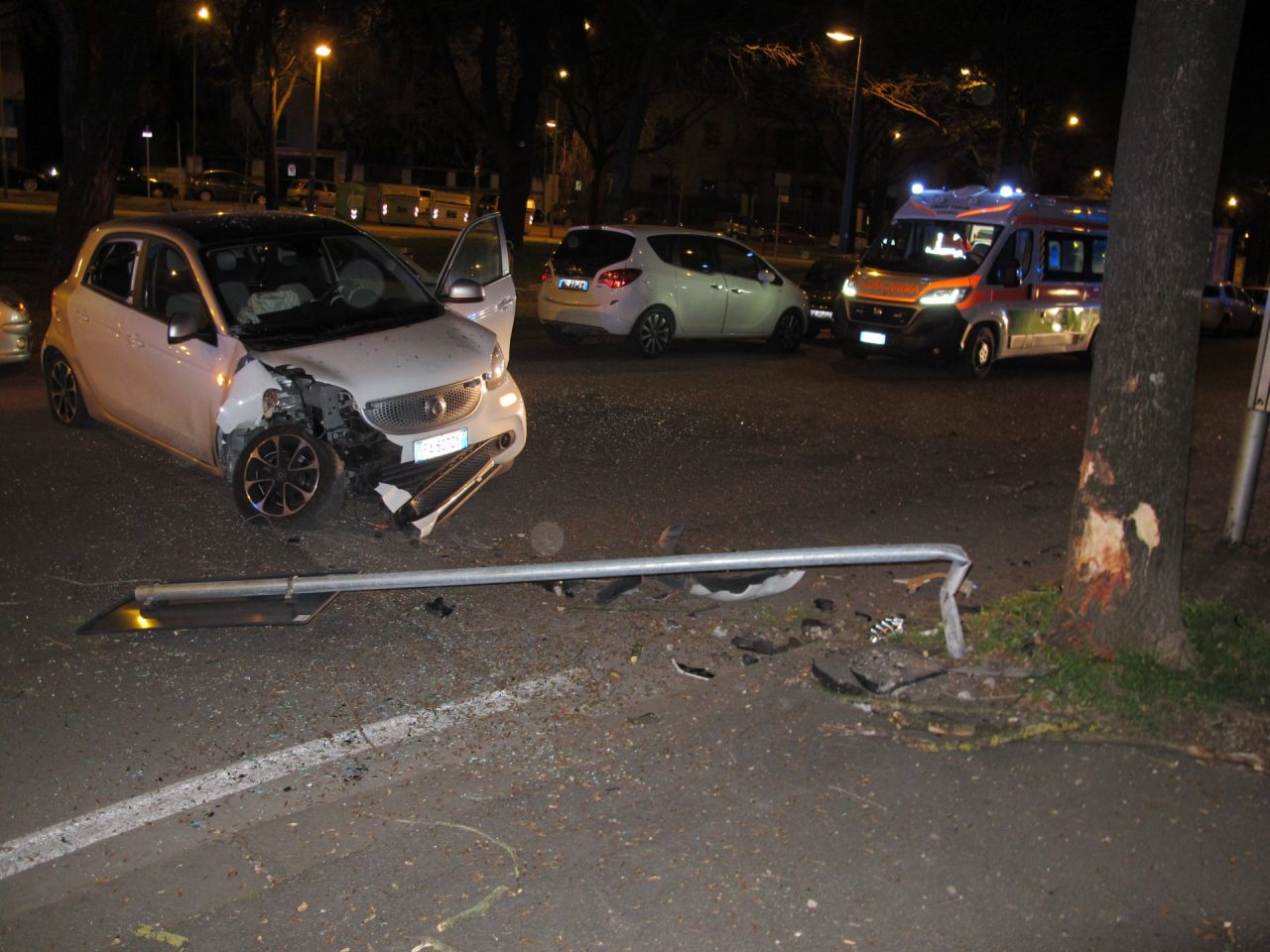 Conducente ubriaca esce di strada in Via Caroto
