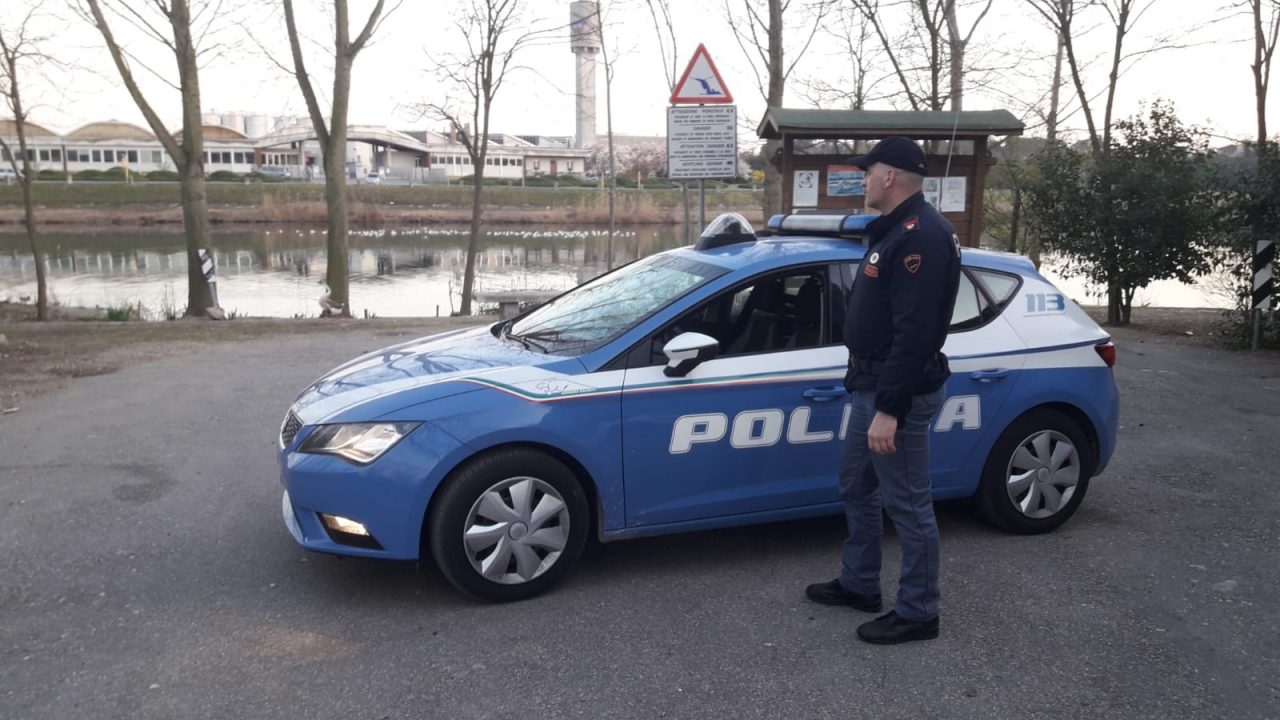 Misure di contenimento: padre e figlio decidono di allenarsi nuotando nell’Adige