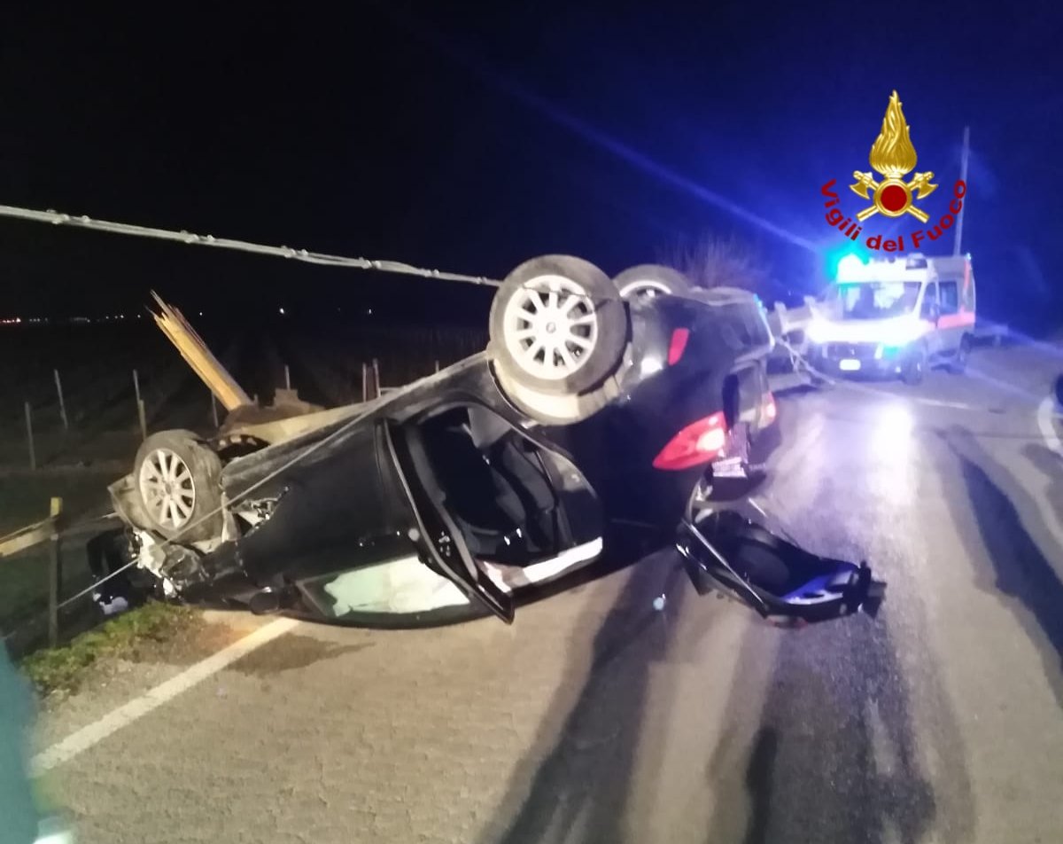 Consegnava le pizze ma l’auto si rovescia: ferita 23enne