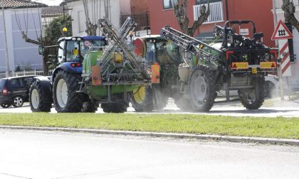 Sanificazione delle strade a Villa Bartolomea, mezzi in azione in questi giorni