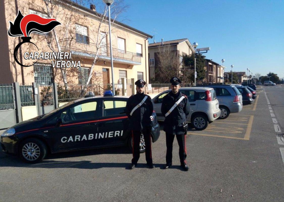 Non si ferma all’alt e inveisce contro gli agenti una volta che la raggiungono a casa