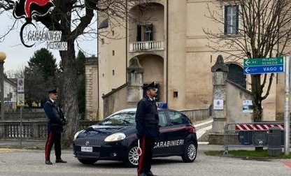 Banda di malviventi messi in fuga dai Carabinieri, nell'auto c'erano numerosi arnesi da scasso