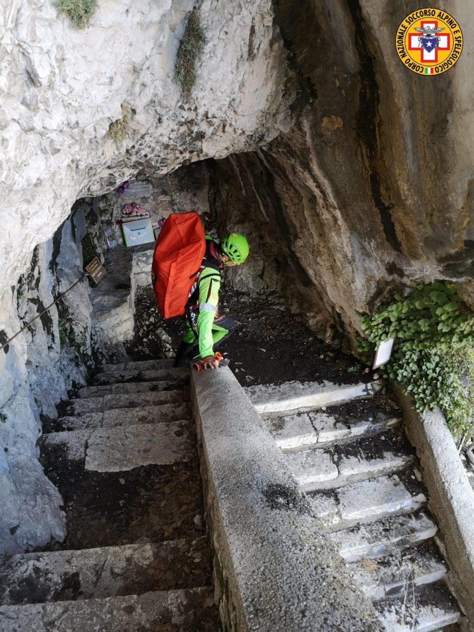 Colpita alla testa da un sasso mentre raggiunge il Santuario della Madonna della Corona