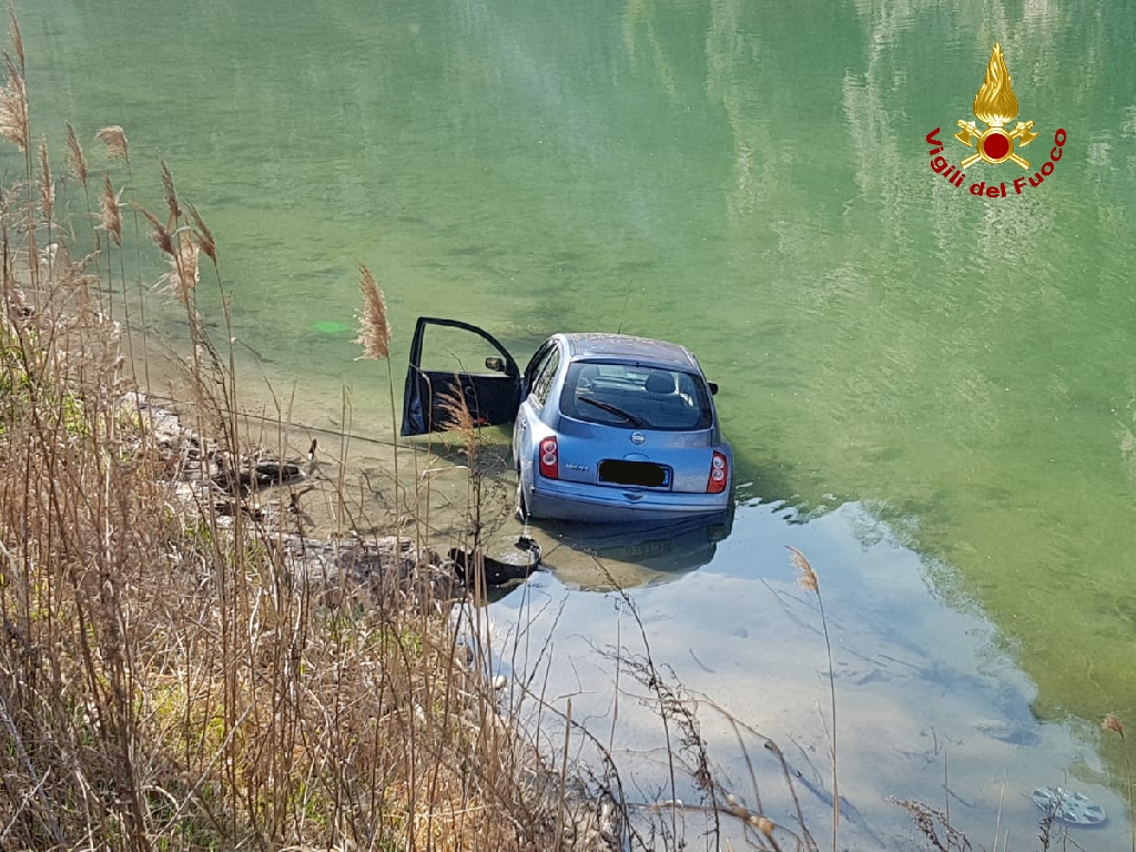 Dolcè: auto esce di strada e finisce nell’Adige FOTO