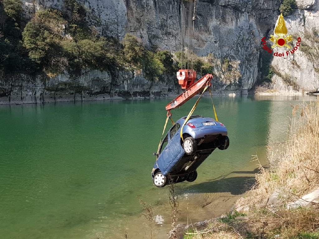 Auto nell’Adige a Dolcè, era un tentativo di suicidio