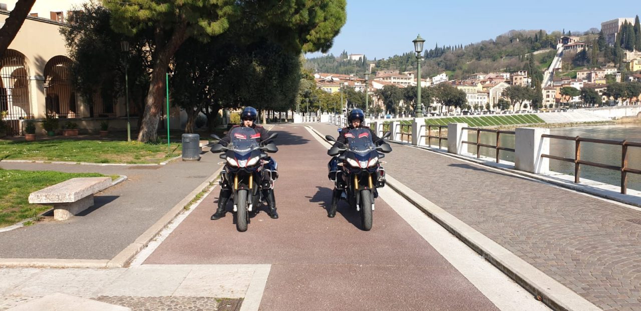 Cinque giovani si ritrovano per mangiare e bere insieme, denunciati