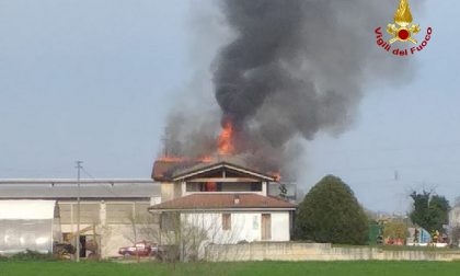 Incendio sul tetto a Mozzecane, necessarie 4 ore per domare le fiamme FOTO
