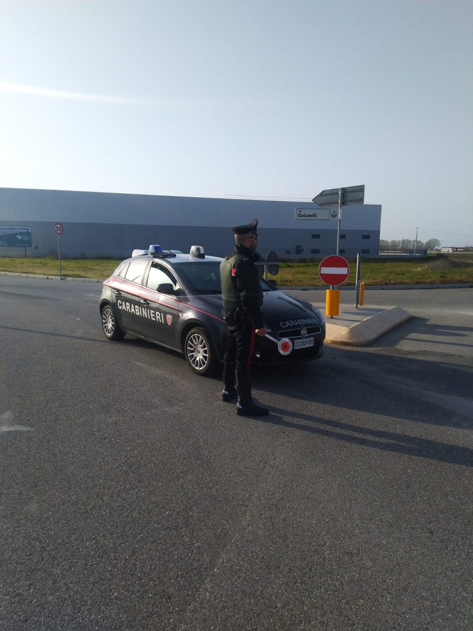 Ubriaco al volante si dà alla fuga alla vista della pattuglia dei carabinieri