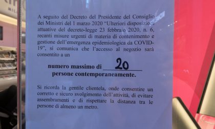 Locali Pubblici Indicato Sulle Vetrine Il Numero Massimo Di Clienti Ammessi Prima Verona