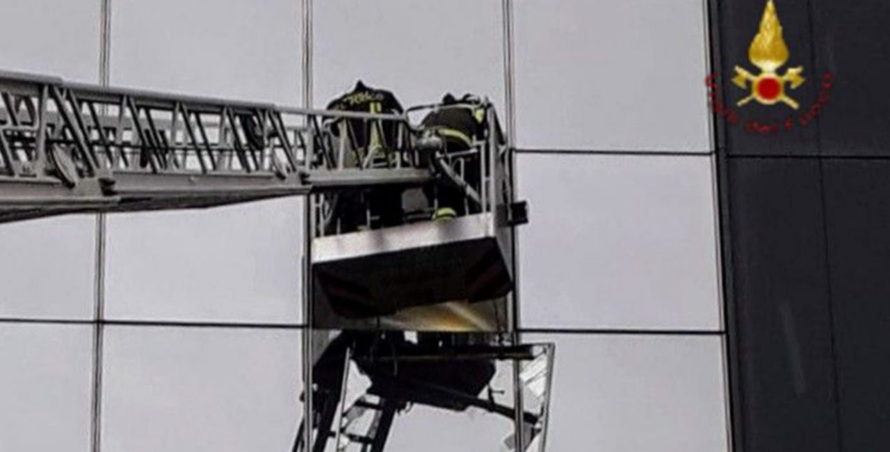 Forte vento, Vigili del fuoco al lavoro per rimuovere una finestra pericolante