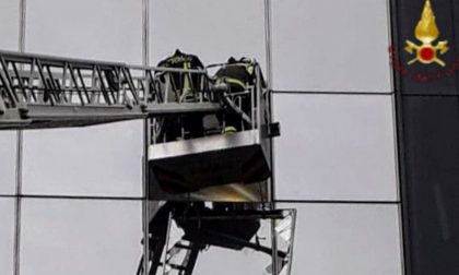 Forte vento, Vigili del fuoco al lavoro per rimuovere una finestra pericolante