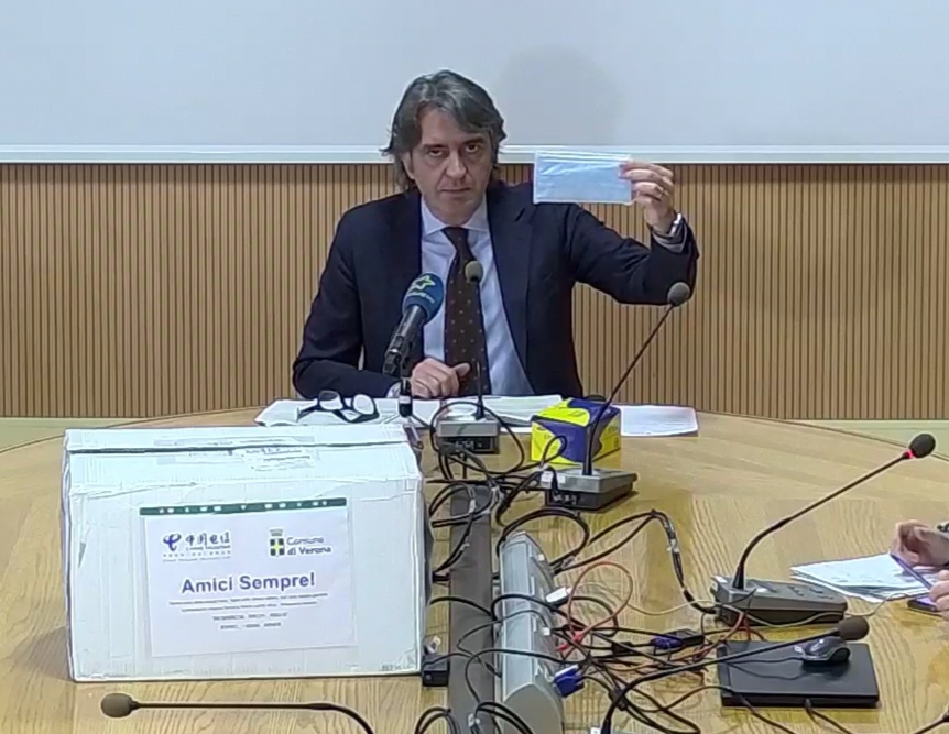 China Telecom ha donato uno scatolone di mascherine al Comune di Verona
