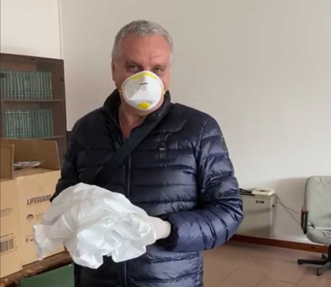 Mascherine, tute e guanti per l’ospedale, Lorenzetti: “Grazie per quello che fate per noi” VIDEO