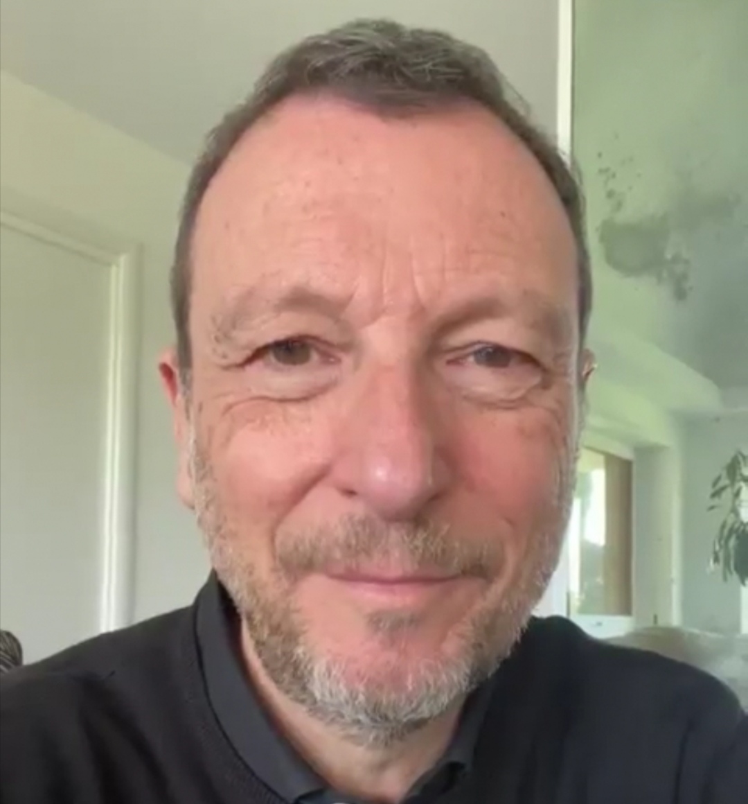 Amadeus lancia un messaggio ai veronesi: “Stemo a casa che l’è mejo” VIDEO