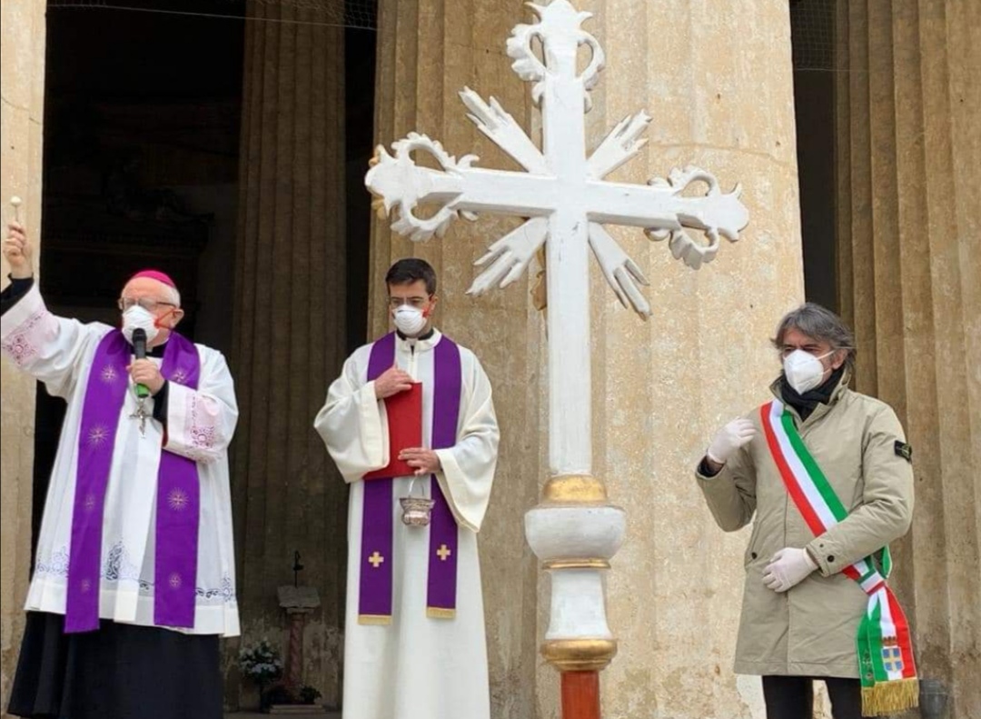 Il vescovo ha dato l’estremo saluto a chi non ha avuto un funerale con parenti e amici