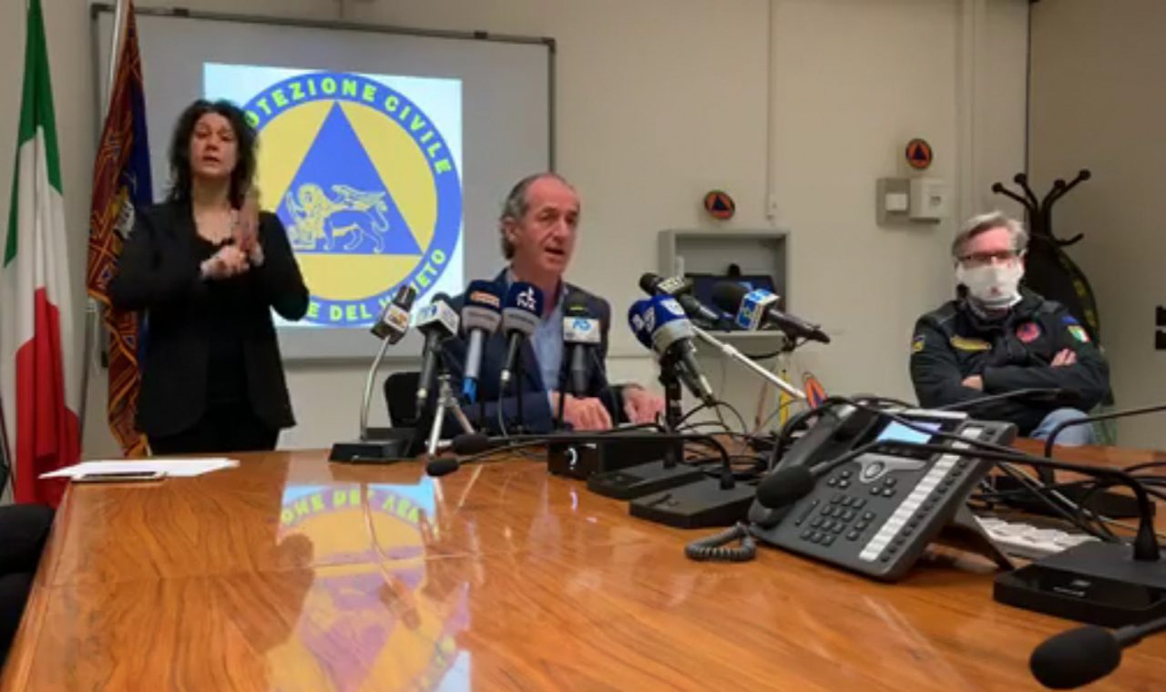Zaia pensa alla stagione estiva: “Mascherina nei bar e punti di aggregazione, si potrà togliere in acqua”