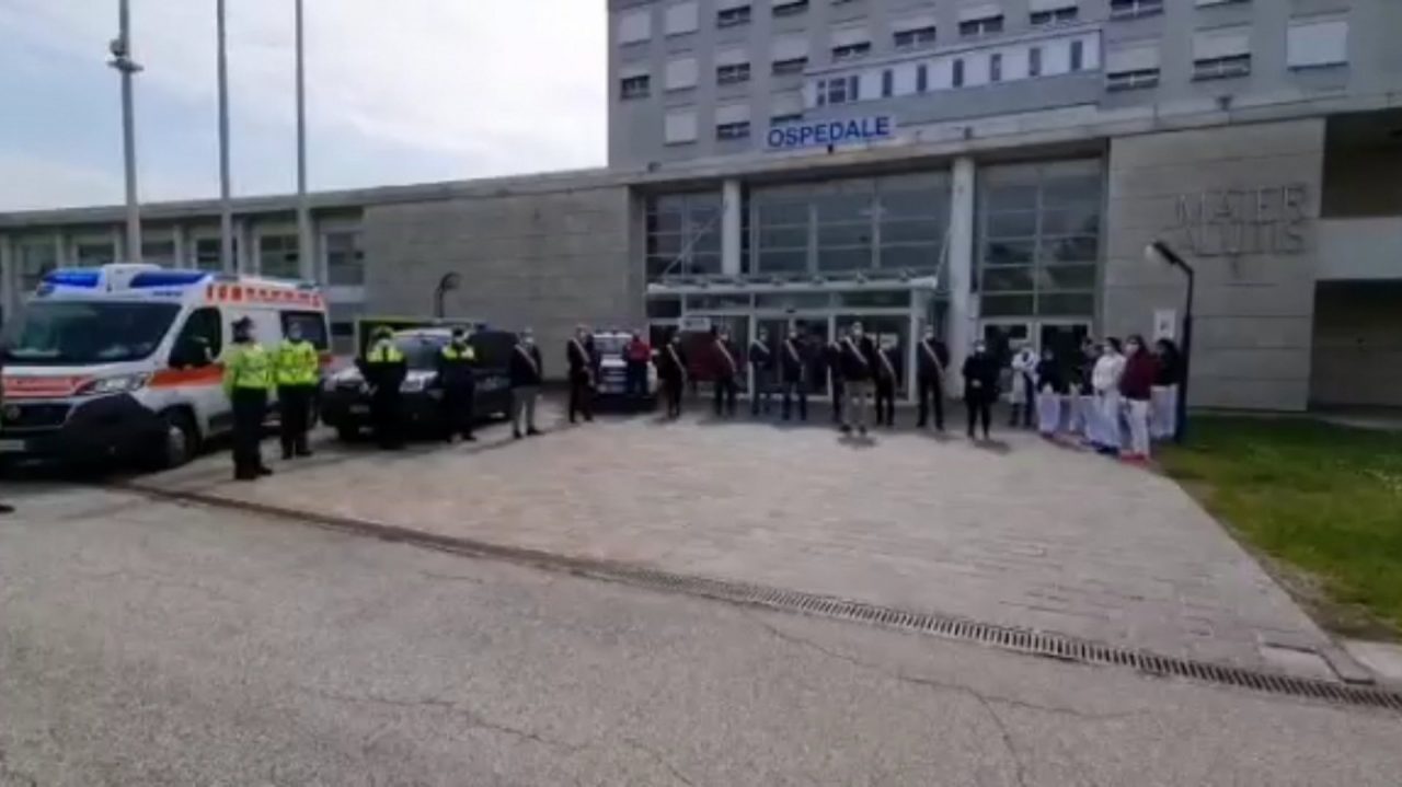 Sirene e applausi, il ringraziamento di Legnago a tutti i medici VIDEO